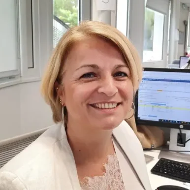 « Je suis fière d’accompagner les clients et de les aider à sortir de situations compliquées Lydie est conseillère au service accompagnement budgétaire client