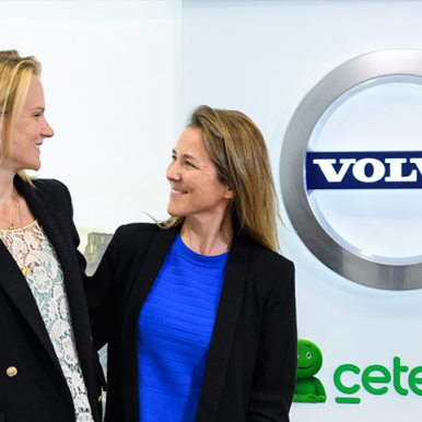 Photo of the two representatives of Cetelem Portugal and Volvo car Portugal