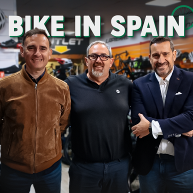 Photo de groupe avec Jose A. Gimeno Quitana, Alberto Sanz, Isabel Marcos et leurs partenaires BICIMANIA et ATEBI