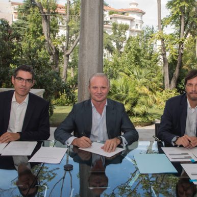Photo of the three representatives of Cetelem, Hyundai and Arval