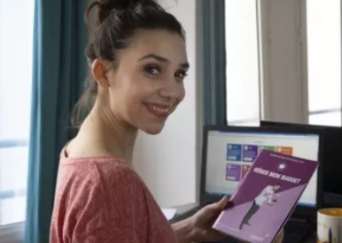 Jeune femme intérimaire qui cherche un financement avec Fasst
