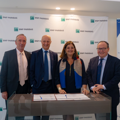 Représentants de BEI et BNP Paribas Personal Finance lors de la signature d'un nouvel accord