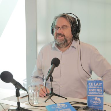 Photo de Nicolas Chabanne, fondateur de C'est qui le patron ?! au micro d'On The Way
