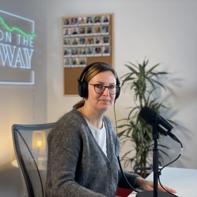 Meylene Rabot, Directrice Generale Too Good To Go France, à la table d'enregistrement du podcast On The Way