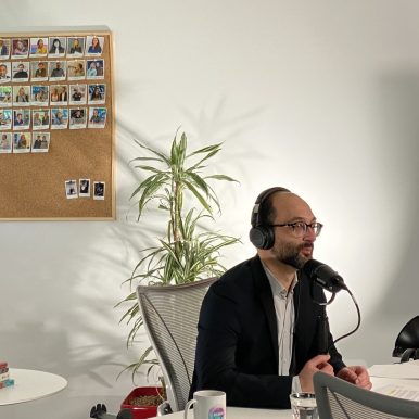 Raphaël Guastavi, Directeur Adjoint Économie Circulaire à l’ADEME, à la table d'enregistrement du podcast On The Way