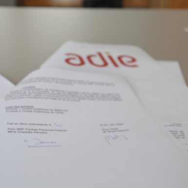Photo de la signature du partenariat entre BNP Paribas Personal Finance et l'ADIE
