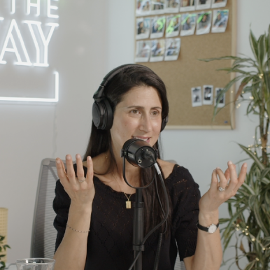Image de Célia Renesson, cofondatrice du réseau vrac et réemploi au micro du podcast On The Way