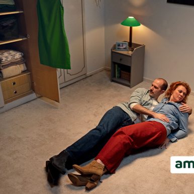 Visuel de la campagne publicitaire cetelem : deux acteurs allongés sur le sol avec la mention 